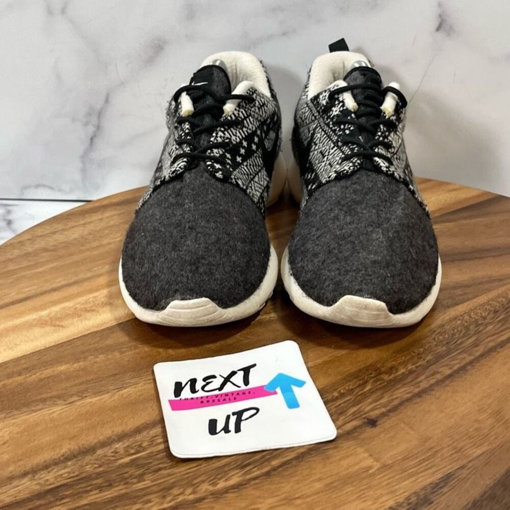 Women’s size 6.5-Nike Roshe One Run Gray Fleece Print Sneakers 685286-001 - Picture 2 of 9